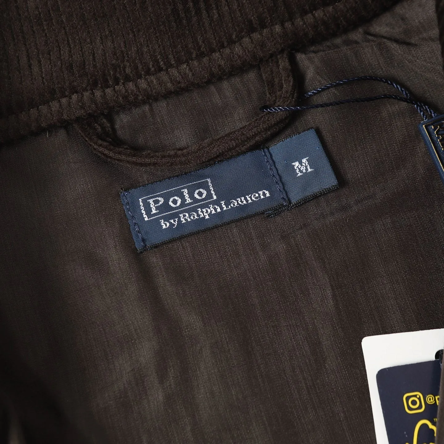 P540 Ralph Lauren embroidered corduroy jacket. Customized wide-ribbed corduroy fabric, elegantly presented in a deep navy blue, low-key and luxurious. The exquisite red pony logo is embellished, igniting the overall vitality and passion. The stand-up collar design is simple and elegant. Using imported machine embroidery technology, advanced computer control systems and precision mechanical components are used to achieve the iconic pony embroidery operation. The template machine opens the bag, and the preset template guides the position, shape and size of the bag. The accuracy ensures the quality of the bag opening effect. The infrared positioning cutting machine uses an infrared transmitter and an infrared receiver to achieve precise positioning of materials. The accuracy can reach the micron level, thereby meeting the effect of high-precision cutting of plaid alignment. Color: Green/Coffee Size: S-M-L